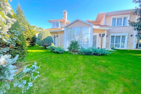 Corner Villa with Pool and Garden for sale