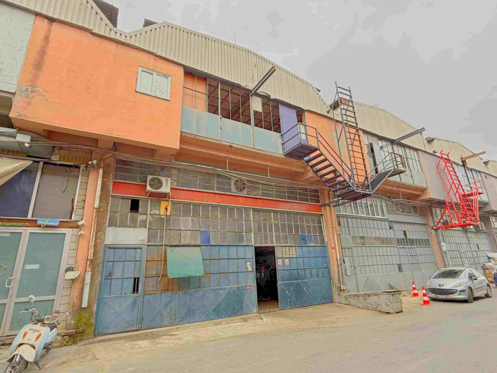 Yenibosna Doğu Sanayi Sitesi’nde Satılık 750 m² Fabrika (H:6m)