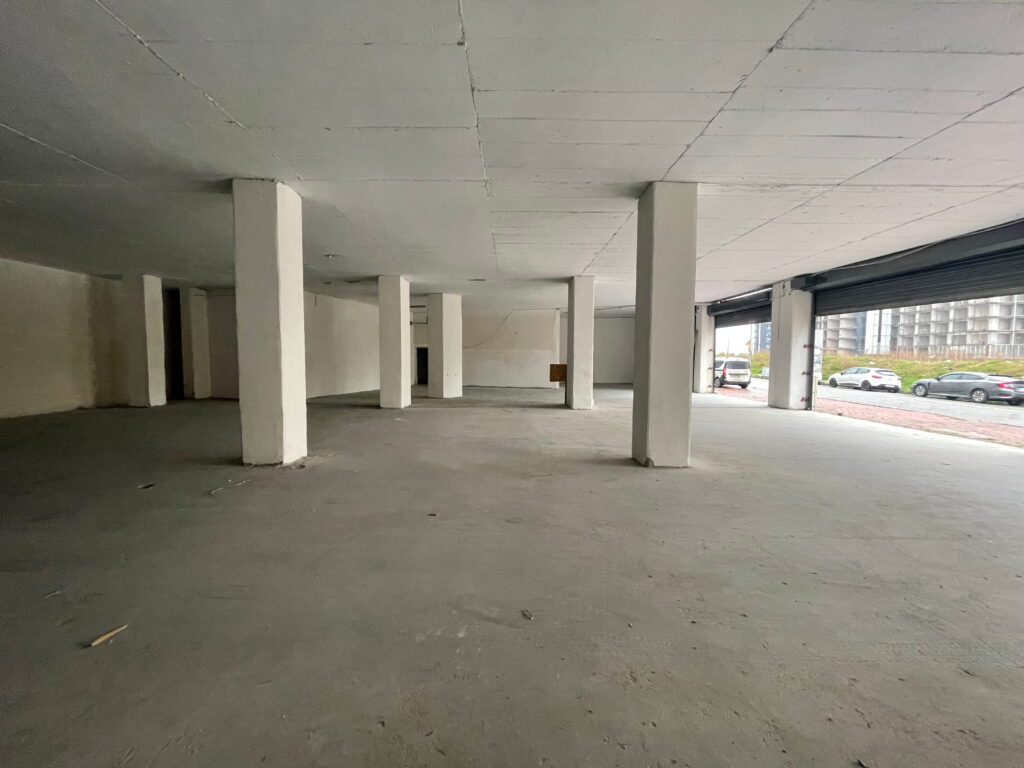 Esenyurt Almina Tower’da Tır Kamyon Yanaşan Tek Kat Düzayak Dükkan & Depo