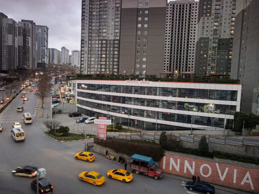 Esenyurt Yeşilkent’te Ana Cadde Üzerinde 5.000 m² Satılık Komple Bina (5 Katlı, Plaza/AVM’ye Uygun)