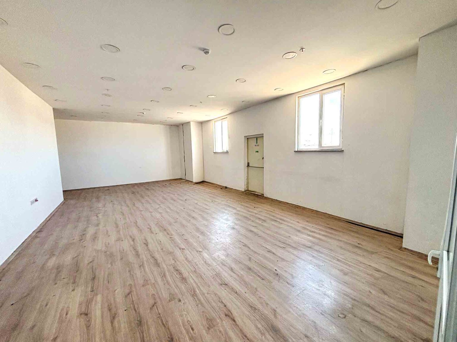 Esenyurt Reba & Soylu İş Merkezi’nde 2.250 m² Satılık Dükkan — 5